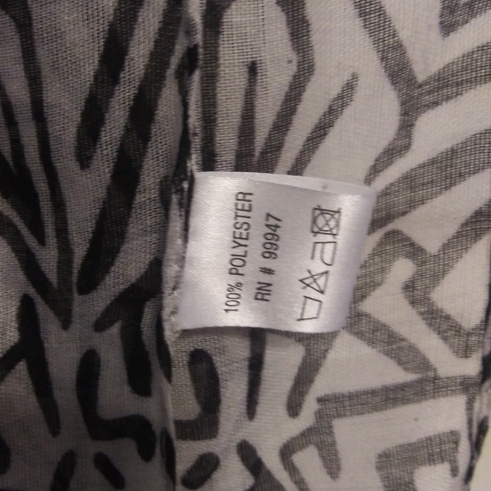 Abstract Black and White Oversized Scarf | New - Picture 6 of 6